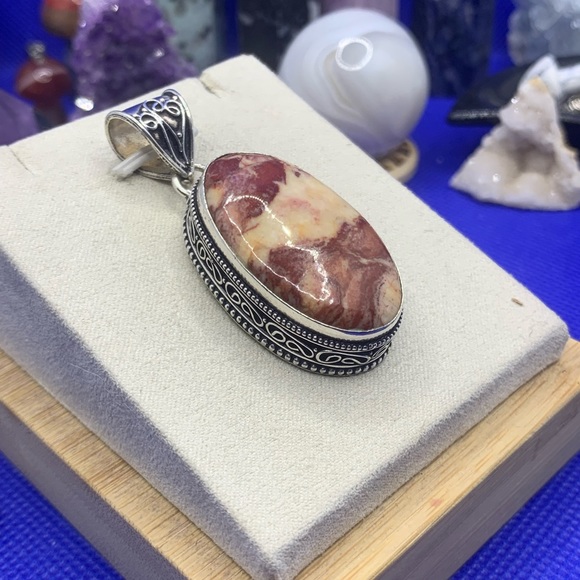 Classic Red Jasper Pendant in Vintage Style Setting! 925 Sterling Silver Overlay - Picture 4 of 15